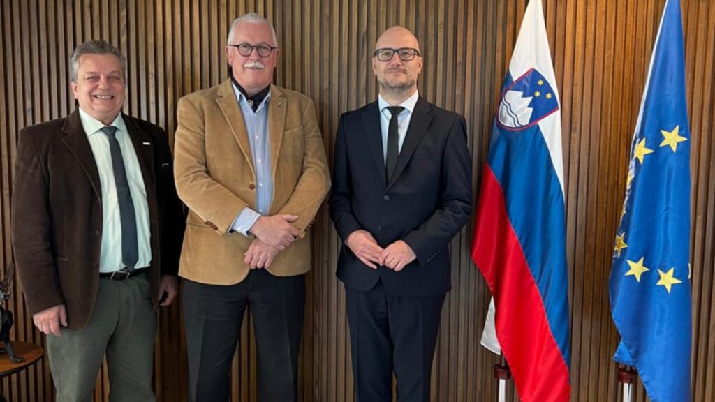 Sloar Destacada Conociendo las nuevas instalaciones de la embajada